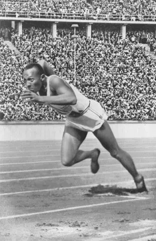 Jesse Owens at start of record breaking 200 meter race 1936 Source Library - фото 9
