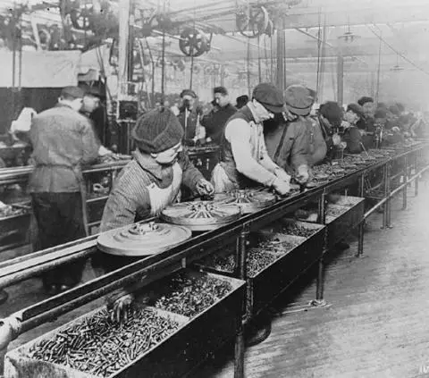 Ford Factory assembly line c 1913 Source Library of Congress Bayer - фото 14