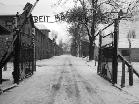 Entrance to the German death camp Auschwitz in Poland Logaritmo - фото 17