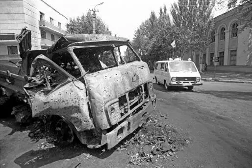 Июнь 1992 года Сгоревшая техника на улице города Бендеры Как только молдавская - фото 5