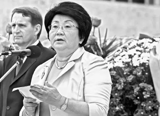 Роза Отумбаева С именем Розы Отунбаевой связан первый скандал после которого в - фото 16