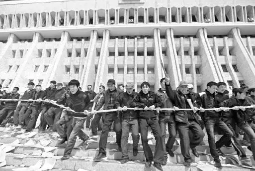 8 апреля 2010 года в Бишкеке В больницах медики едва успевали помогать всем - фото 17
