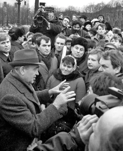 Михаил Горбачев в Вильнюсе Литва январь 1990 года Действительно в то время в - фото 27