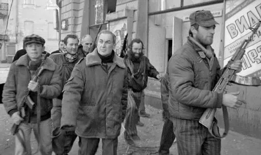 Лидер оппозиции Джаба Иоселиани в центре в сопровождении бойцов Мхедриони - фото 31