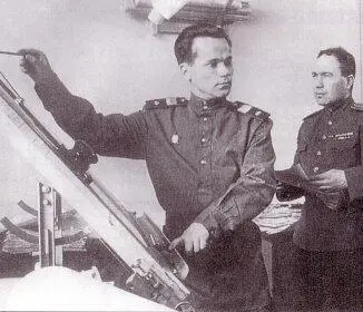 Конструктор Михаил Калашников 1949 Старший сержант учит военных инженеров - фото 9