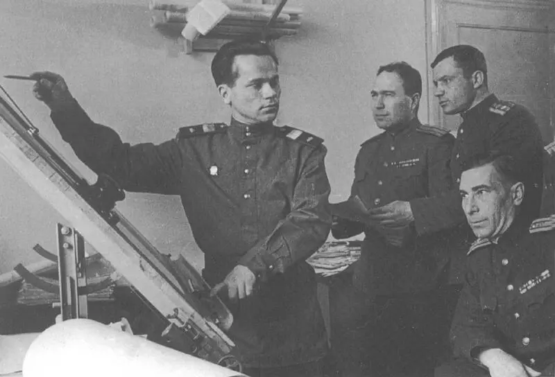 Старший сержант учит военных инженеров Заметьте у него сержантские погоны - фото 10