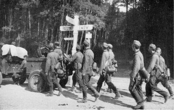Солдати Вермахту проходять біля вказівника на дорозі в районі Львова вересень - фото 8