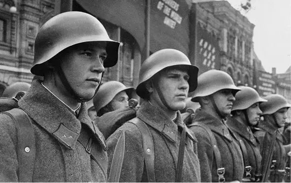 Червоноармійці на Красній площі в Москві під час параду 1 травня 1941 р - фото 27