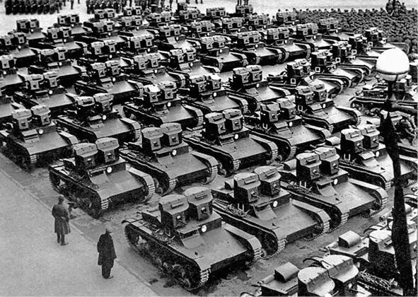 Протягом 1930х рр СРСР будував тисячі танків і не забував цим вихвалятися під - фото 29