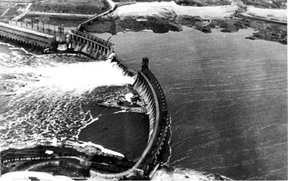Гребля Дніпрогесу зруйнована підрозділами НКВД у серпні 1941 р У зайнятих - фото 38