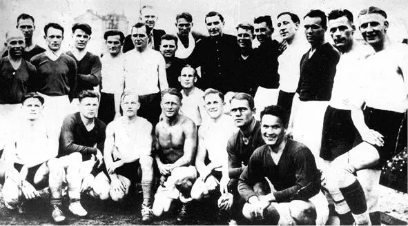 Памятний знімок після матчу Старт Flakeft 9 серпня 1942 р Розвінчання - фото 44