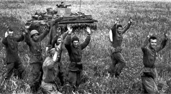Червоноармійці здаються в полон в районі Києва вересень 1941 р НКВД - фото 48