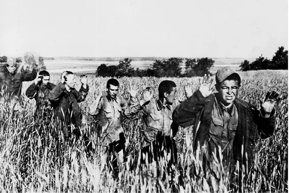 Червоноармійці здаються в полон Саме тому 16 липня 1941 року відновили - фото 49