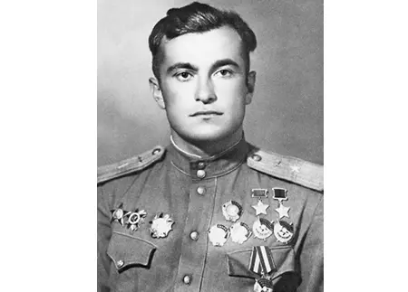 Льотчик АметХан Султан кримський татарин двічі Герой Радянського Союзу 1945 - фото 92