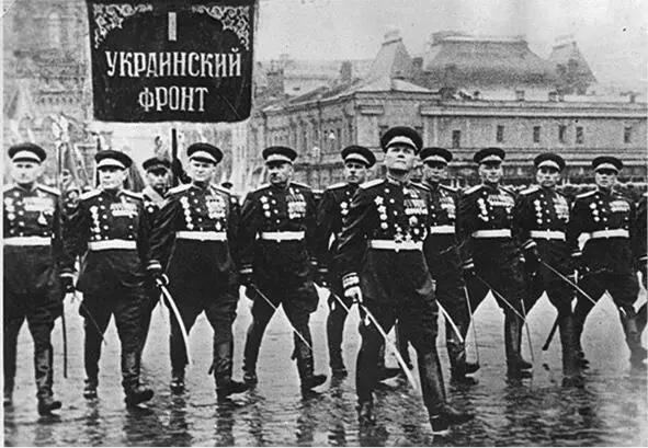 Командна група парадного розрахунку 1го Українського фронту під час параду на - фото 117