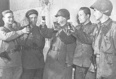 Вечер 25 апреля 1945 года Выпьем за победу командир 275го полка 69й - фото 11