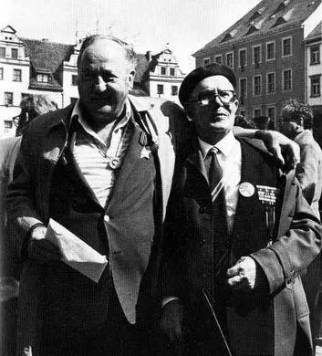 Питер Ситник слева и Александр Гордеев У могилы Джозефа Половски мэр города - фото 40