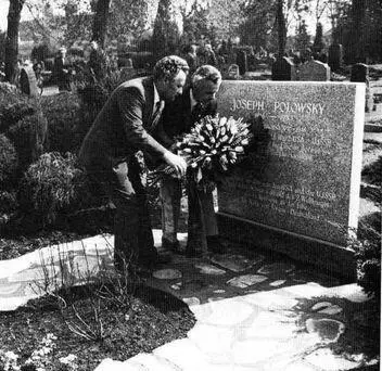 У могилы Джозефа Половски мэр города Торгау Хорст Штреле и Александр - фото 41