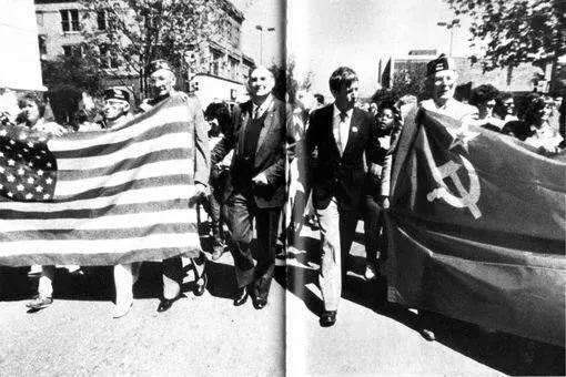 А Ольшанский и Б Котцебу в первых рядах демонстрантов за мир в американском - фото 47