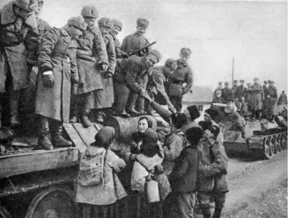 Советские воиныосвободители в Западной Украине Они в числе первых вступили в - фото 91