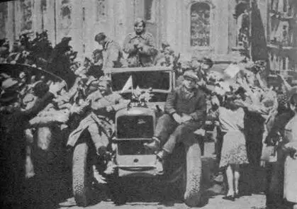 Освободители 12летний воспитанник воинской части Владимир Крылов с чешской - фото 107
