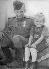 12летний воспитанник воинской части Владимир Крылов с чешской девочкой Прага - фото 108