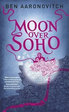 Ben Aaronovitch Moon Over Soho обложка книги