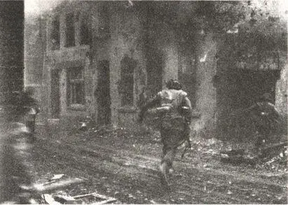 Британские солдаты ведут уличный бой 15 апреля 1945 года генераллейтенанту - фото 62