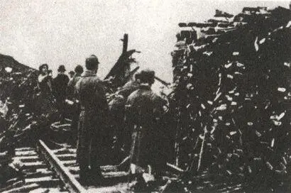 Немцы сдают оружие американцам Между тем 7 мая 1945 года в 9 часов 15 минут - фото 86
