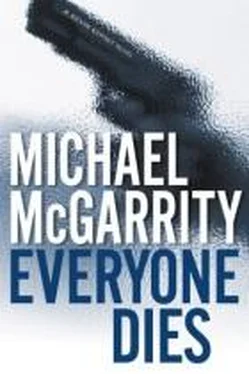 Michael McGarrity Everyone Dies обложка книги