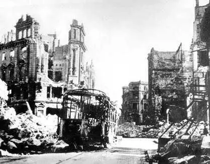 Американцы кроме дневного рейда 14 февраля 1945 года нанесли затем ещё три - фото 19