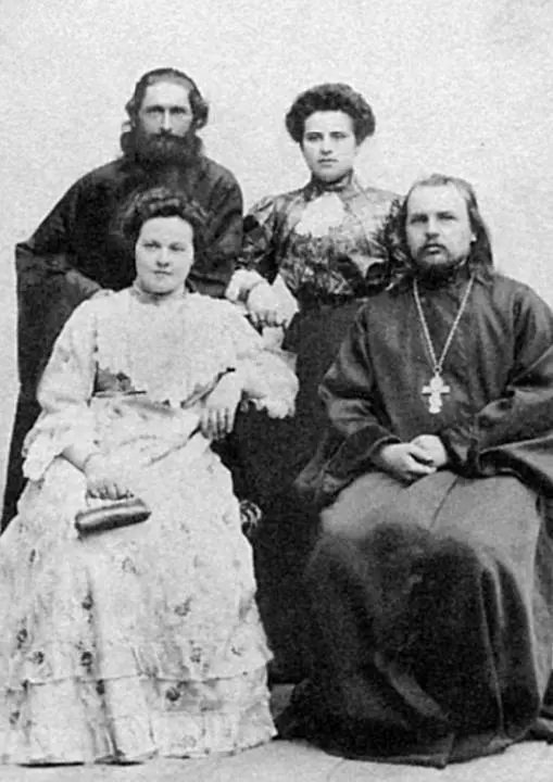 Справа дед который Борисов А М за ним будущая баба Маня До 1917 г - фото 1