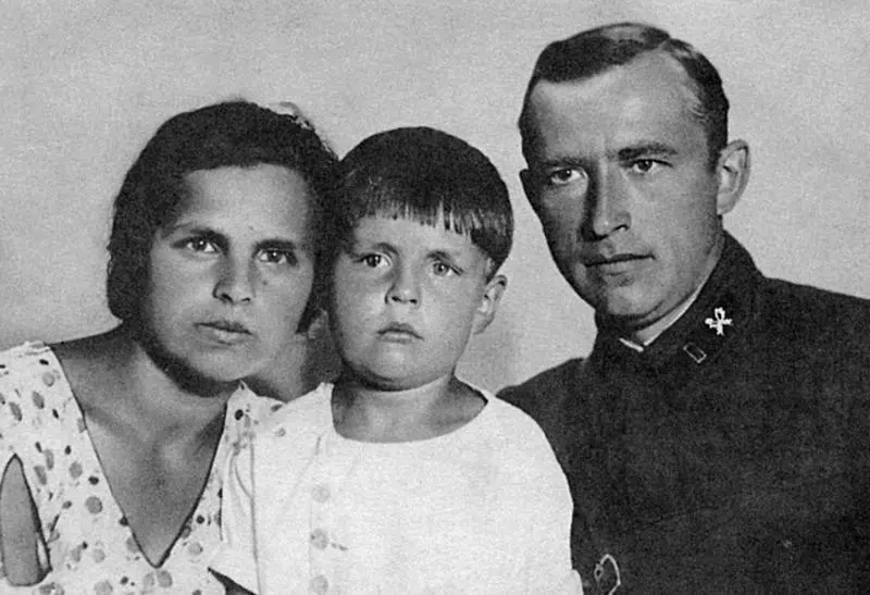 ВорошиловУссурийский Дальневосточники 1936 г С мамой и сестрой Галей - фото 3