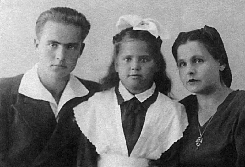 С мамой и сестрой Галей Парадный снимок по случаю окончания 10го и 1го - фото 4
