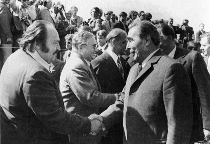 Хельсинки Встреча на вокзале Справа Л И Брежнев 1975 г В Италии С - фото 10
