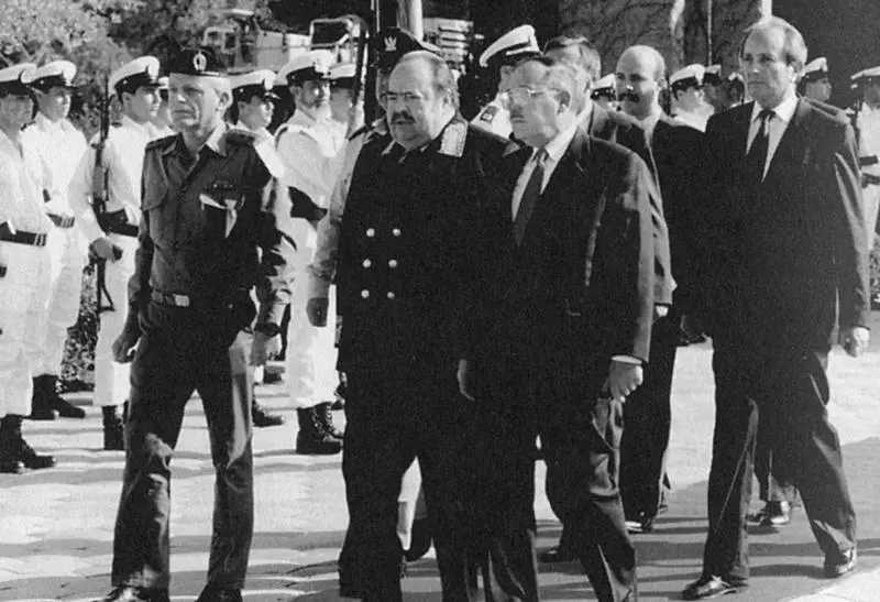 Ведут вручать верительные грамоты 23 декабря 1991 г С друзьямиветеранами - фото 15