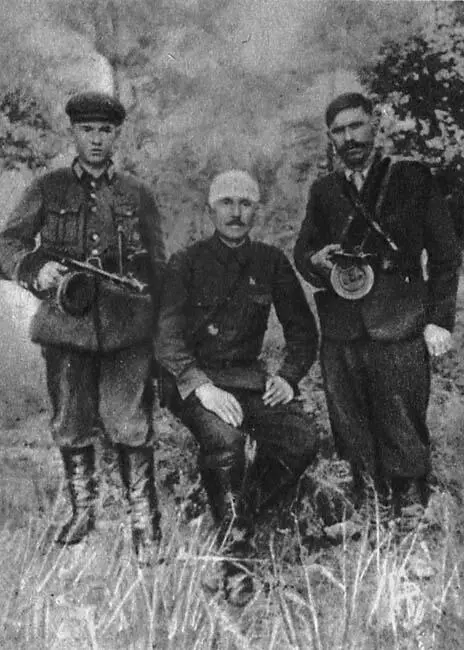 На хуторе Конотоп Базима и его спасители Сениченко слева и Бычков Он - фото 15