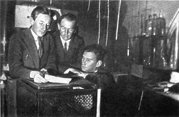 И В Курчатов с женой Мариной Дмитриевной 1927 год А Ф Иоффе А И - фото 9