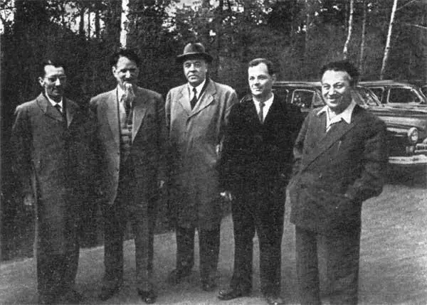 И В Курчатов и академик М А Лаврентьев 1958 год И В Курчатов и Джон - фото 38