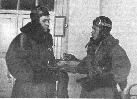 Советские летчики уточняют задачу перед боевым вылетом Зима весна 1942 г - фото 31
