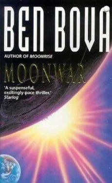 Ben Bova Moonwar обложка книги