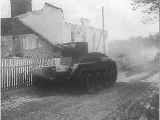 Советские танки продвигаются через украинскую деревню 17 сентября 1939 г - фото 1