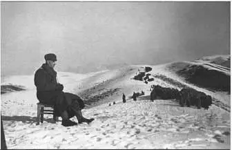 Февраль 1942 г Андерс наблюдает за ходом учений Андерс и Сикорский на - фото 23