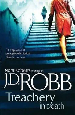 J. Robb Treachery in Death обложка книги