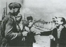 Долгожданная встреча Себеж Июль 1944 г Пленные немцы на улицах Себежа - фото 44