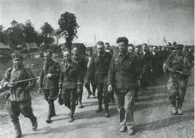 Пленные немцы на улицах Себежа Июль 1944 г Мирные жители возвращаются на - фото 46