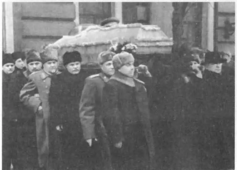 Руководители партии и правительства выносят гроб с телом ИВ Сталина из Дома - фото 14
