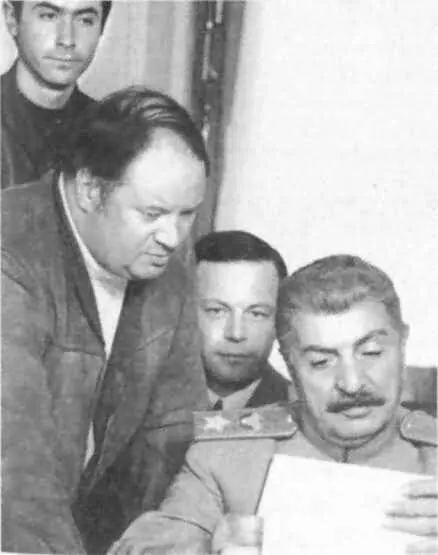 На съемках фильма Битва за Берлин из сериала Освобождение в апреле 1970 - фото 31