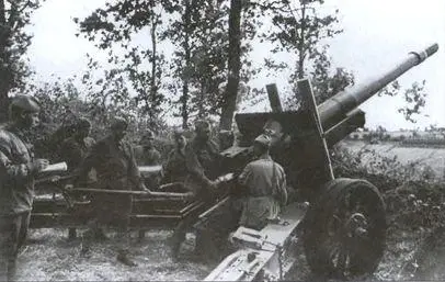 Расчет 152мм пушкигаубицы MЛ20 образца 1937 года ведет огонь по германским - фото 18
