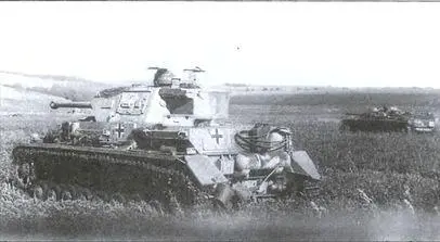 Средний танк PzKpfwIV AusfF2 и штурмовое орудие StuG III AusfF атакуют - фото 40